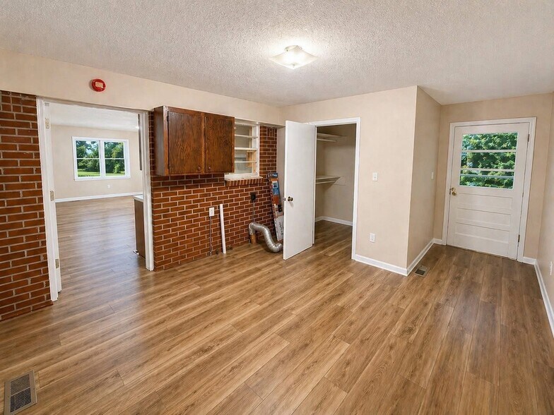 Building Photo - 2042 US-70