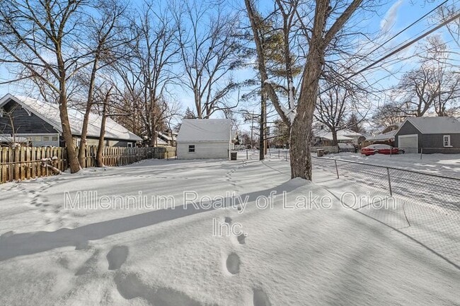 Building Photo - 419 W Iroquois Rd