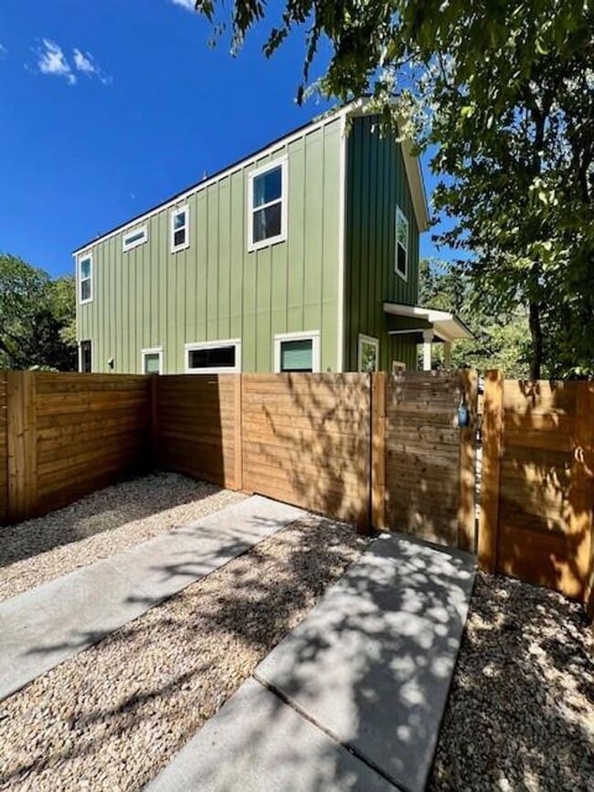 Building Photo - PRE-LEASE - Heart of the City! 2 bedrooms,...