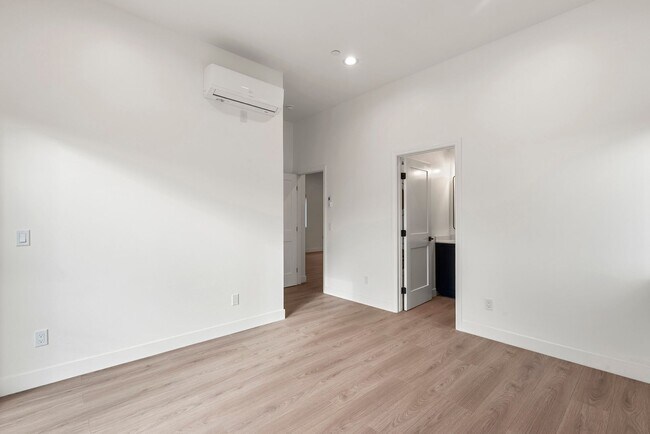 Building Photo - Stunning brand new construction, modern luxury living!