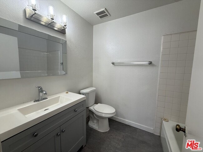 Building Photo - 8721 Endsleigh Ave