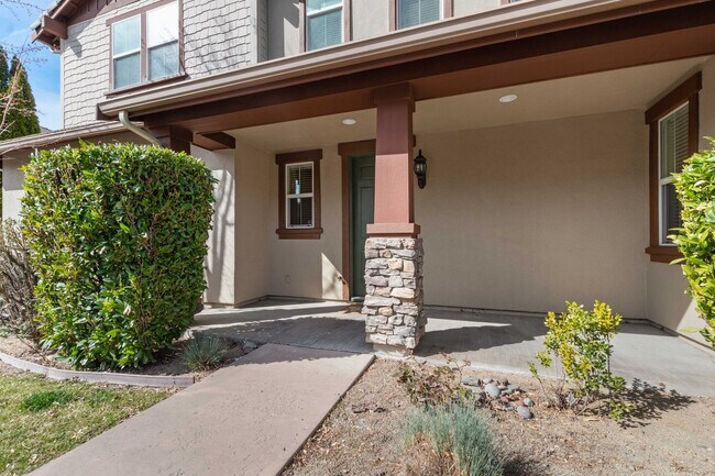 Building Photo - Gated Somersett Home!
