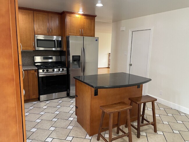 Building Photo - 1301 Brookview Dr
