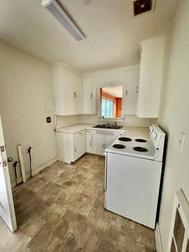 Building Photo - 2603 Lane Ave