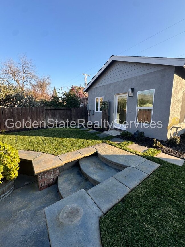 Building Photo - Pleasant St