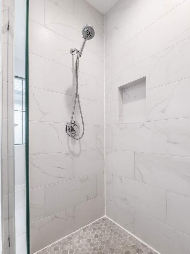 Building Photo - "Charming 4-Bed Houston Haven with Elegance on East 32nd Street!"