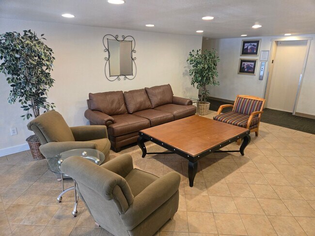 Building Photo - Charming 1-Bedroom Condo in the Heart of Denver's University Neighborhood