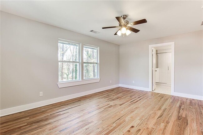 Building Photo - 870 Gaston St SW