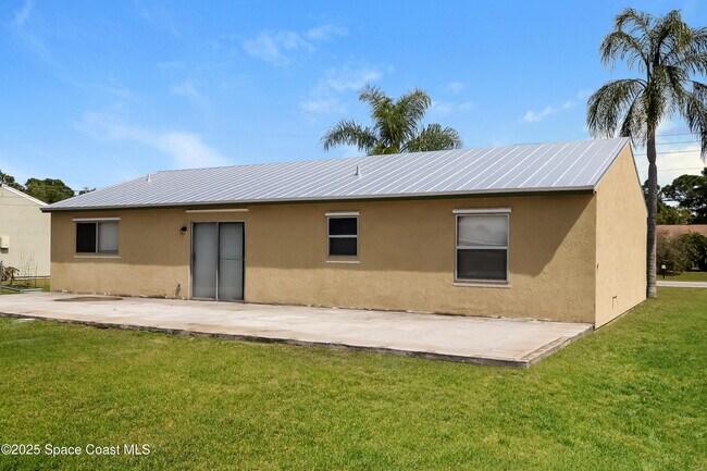 Building Photo - 2252 SE Berkshire Blvd