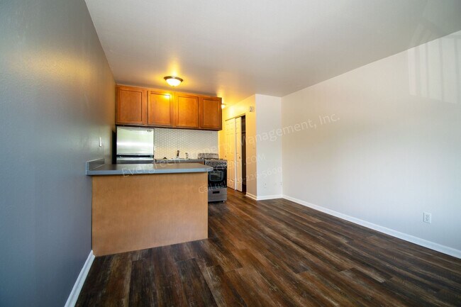 Building Photo - 2008 W Plum St