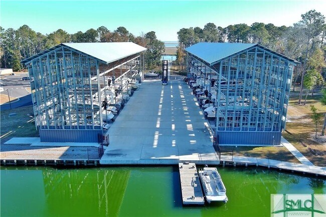 Building Photo - Townhouse with amenity packed neighborhood...