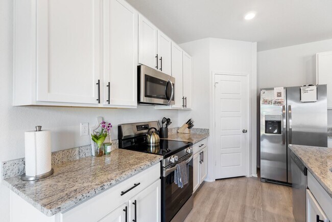 Building Photo - Charming Home Awaits: Spacious & Modern Living in a Prime Location