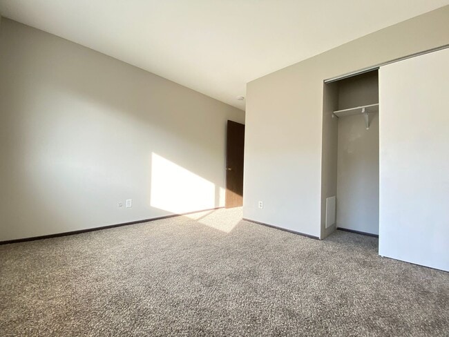 Building Photo - 2 Bedroom Townhome