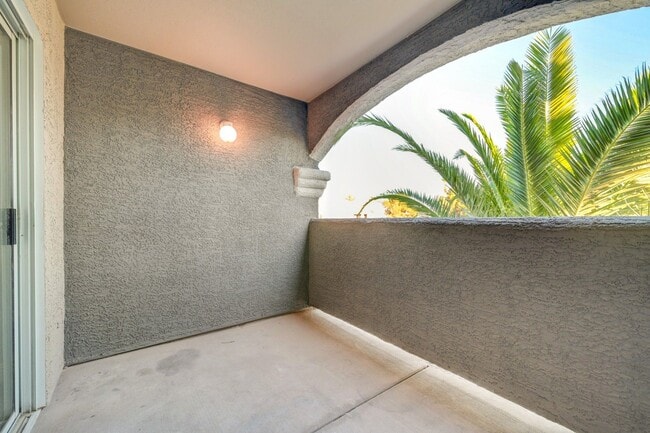 Building Photo - Charming 3 Bedroom Upstairs Condo in a Gat...