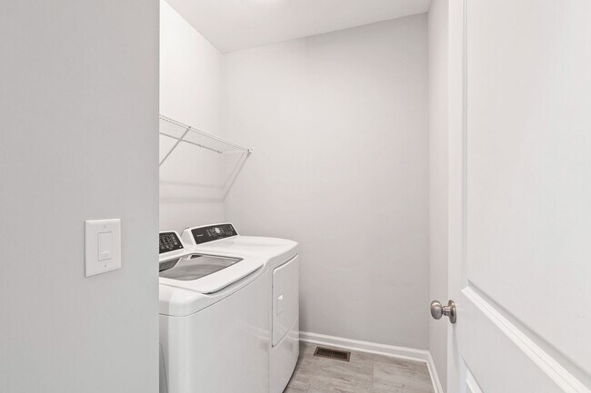 Building Photo - Serene Cul-de-Sac Retreat: 3BR Hillsboroug...