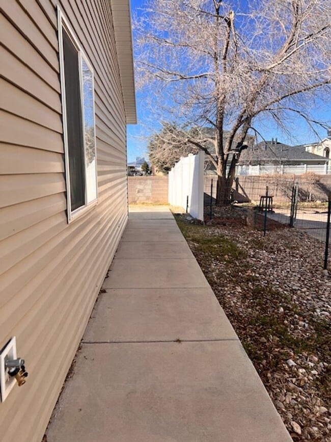 Building Photo - 3 Bed 2 bathroom house