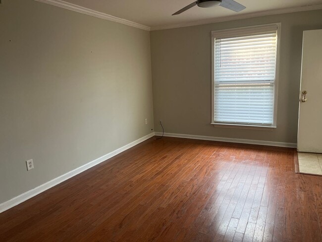 Building Photo - 2 Bed, 1 Bath Apartment