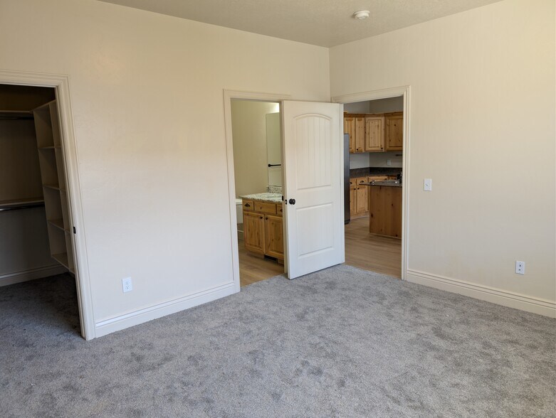 Building Photo - 140 E 620 S