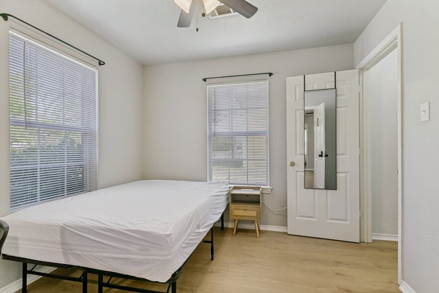 Building Photo - 107 S Crawford St