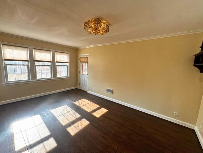 Building Photo - Beautiful and Spacious 4BD 2BA Single-Family Home in Arlington Heights