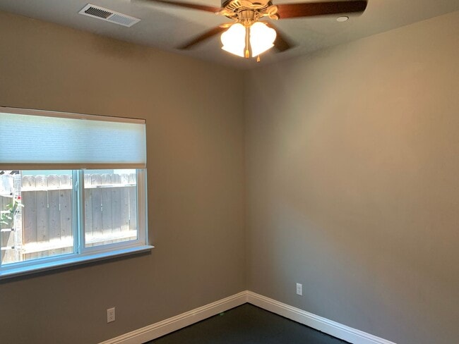 Building Photo - Beautiful 4 bedroom 2 bath custom home