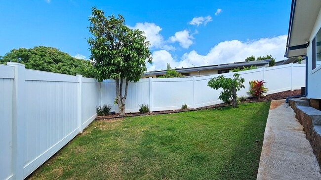 Building Photo - Waialae Nui Ridge - Renovated 4 bedroom, 3...