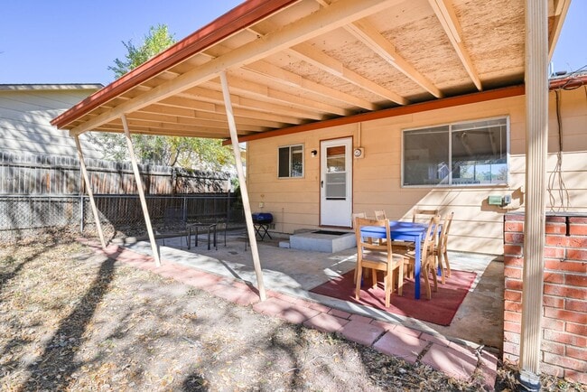 Building Photo - Cute 3 Bedroom Home in Central Colorado Sp...