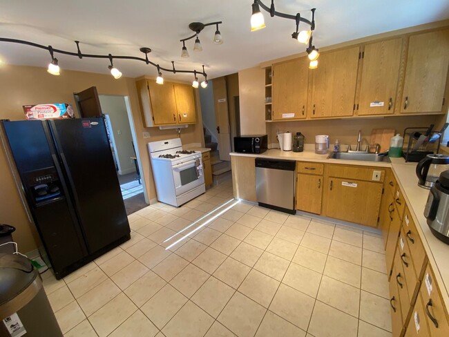 Building Photo - Charming 5 Bed 2 Bath House in Carnegie!