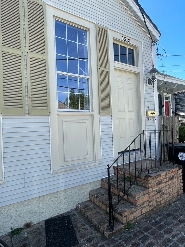 Building Photo - 1BD/1BA Uptown, w/ Private Fenced In Court...