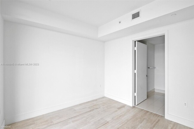 Building Photo - 1 br, 1.5 bath Condo - 121 NE 34th St Unit...