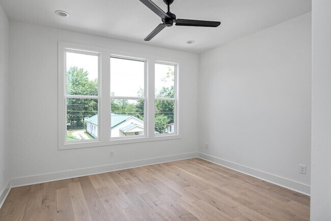 Building Photo - 212 Jennings Ave