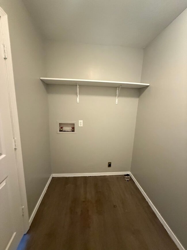 Building Photo - 2 Bed 1 Bath Duplex AVAILABLE NOW!!