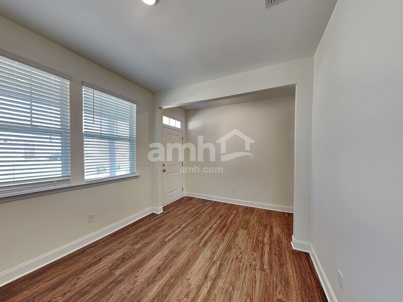 Building Photo - 185 Larragan Dr