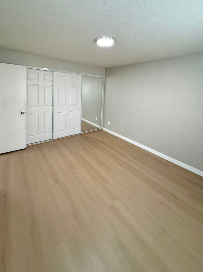 Building Photo - 4-Bedroom North Green Lake Townhouse-Style...