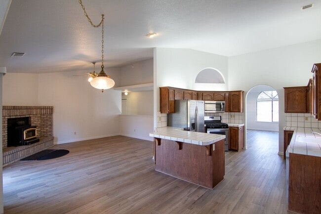 Building Photo - Beautiful Home in Country Heights!