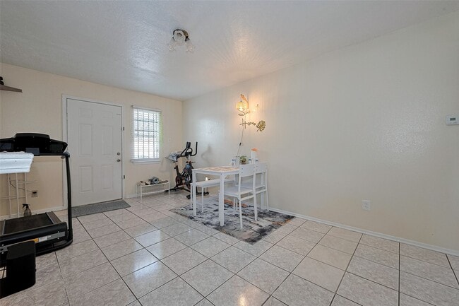 Building Photo - 12223 Sharpview Dr