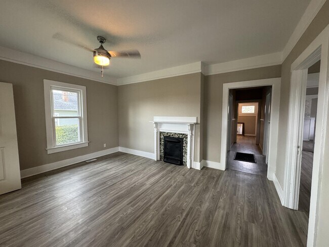 Building Photo - 2017 Lee High Dr NE