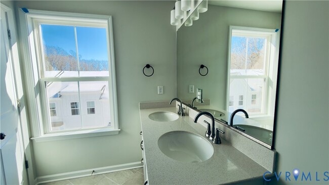 Building Photo - 121 This Wy