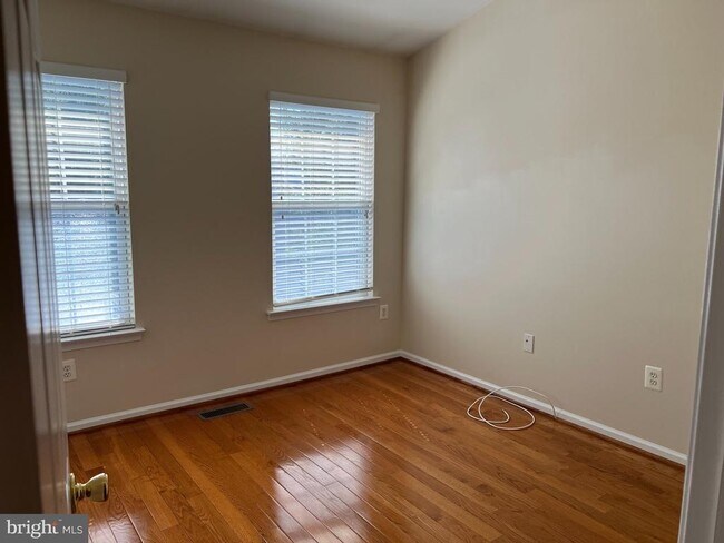 Building Photo - 8818 Royal Doulton Ln