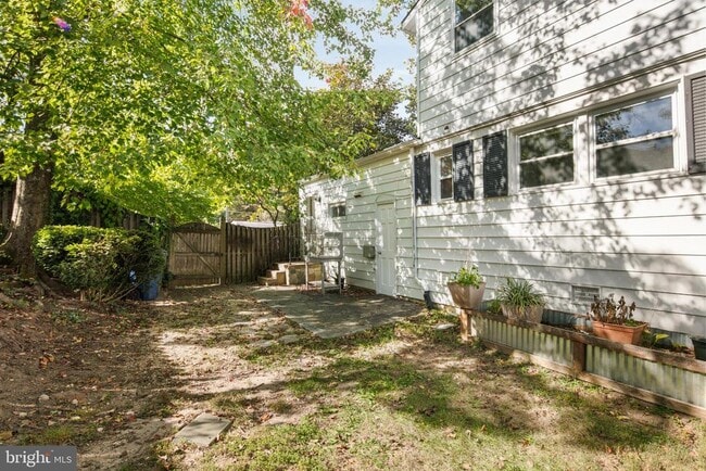 Building Photo - 6381 Lakewood Dr