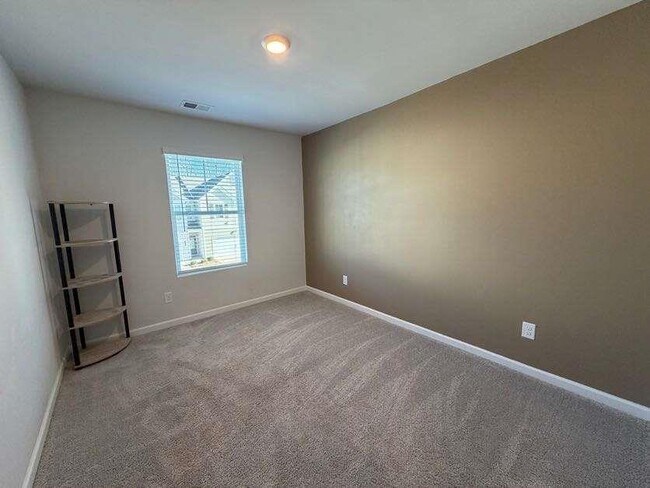 Building Photo - 7565 Knoll Hollow Rd