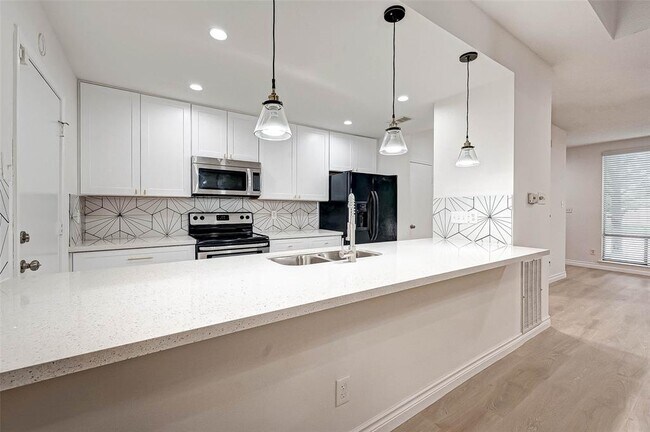 Building Photo - 1112 Bering Dr