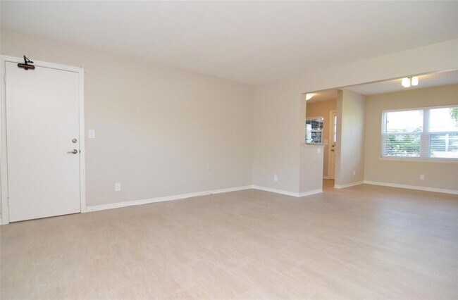 Building Photo - 606 12th Ave NE