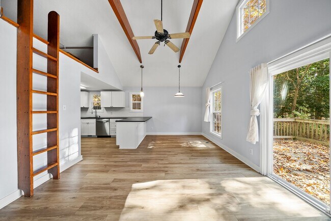 Building Photo - 900 Branch St