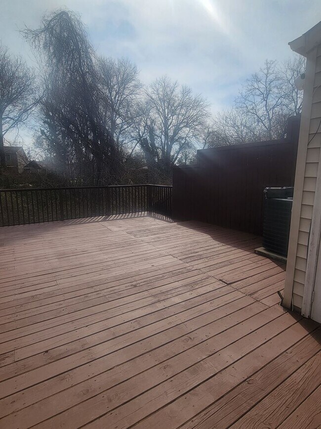 Building Photo - Newly remodelled 3 bedroom 2.5 bath townhouse