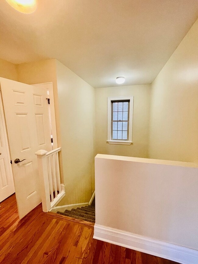 Building Photo - 2050 W Summerdale Ave