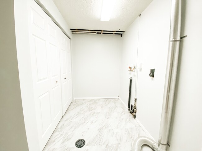 Building Photo - 5033 Pineridge Ave