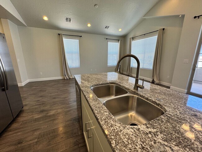 Building Photo - Pet Friendly!! Fresh and Clean!!  Ready to go!