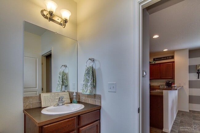 Building Photo - Move in ready home located on the SW side ...