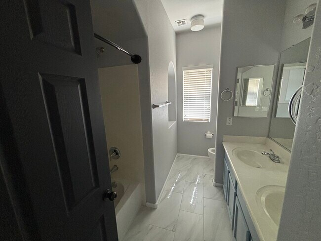 Building Photo - 461 W Flamingo Dr